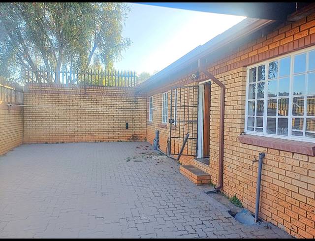 2 BEDROOM TOWNHOUSE FOR SALE IN CLUBVIEW